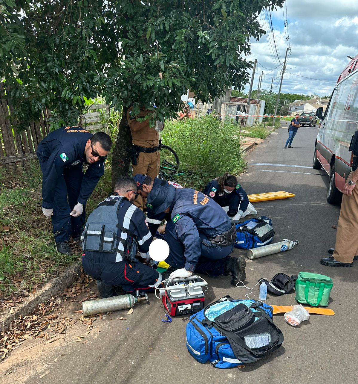  socorristas tentando reanimar criança que morreu após bater bicicleta contra árvore 