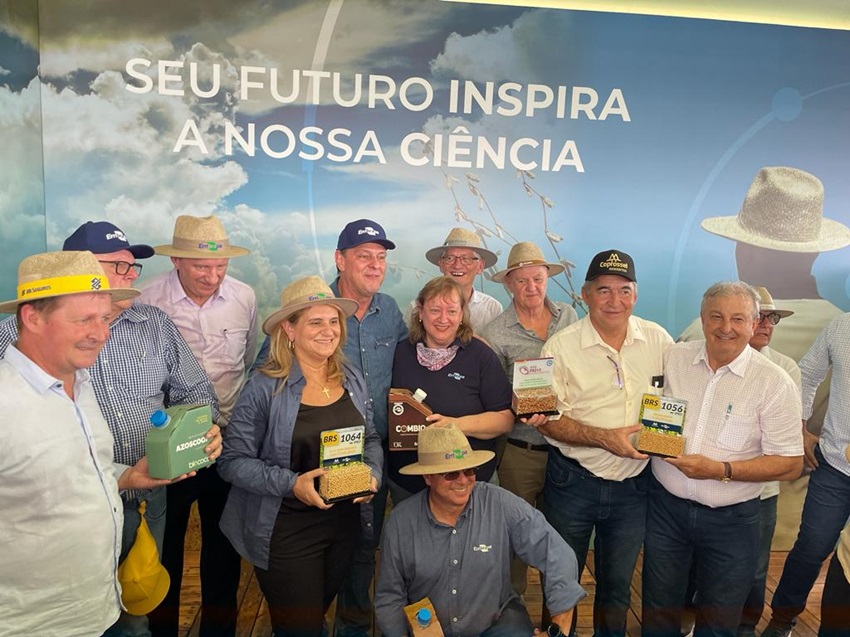  A Embrapa apresentou suas tecnologias no Show Rural Coopavel ao lado do ministro da agricultura Carlos Fávaro 