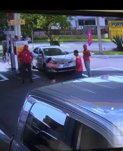  Mulher ataca frentista com facão após discussão em posto 