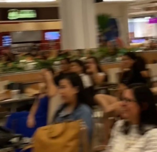 fãs reunidos em shopping para assistir dorama