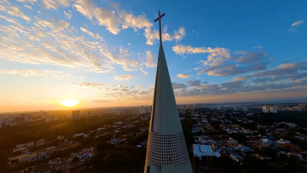  catedral de maringá e céu azul 