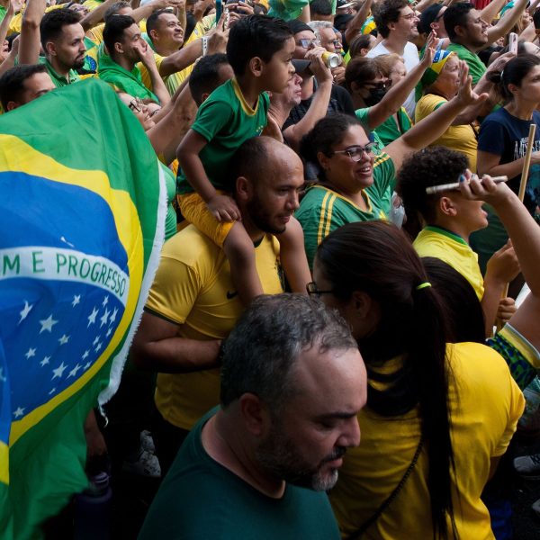 A multidão formada na Avenida Paulista aplaudiu Bolsonaro