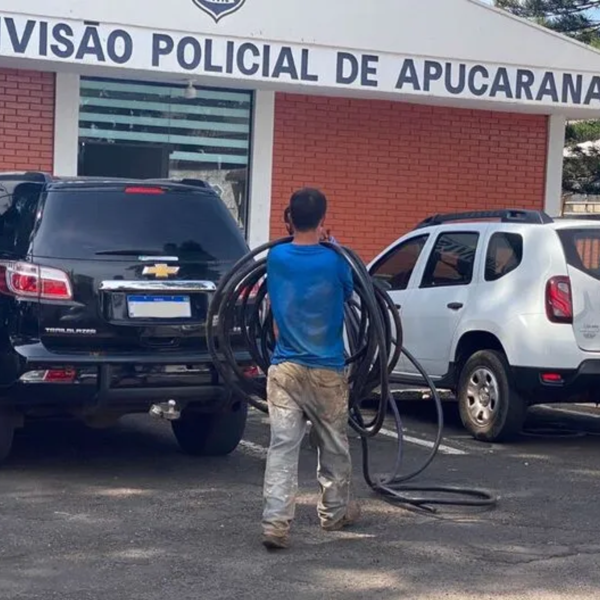  o trio suspeito de furtar fios de internet foram presos pela polícia miliar de apucarana 