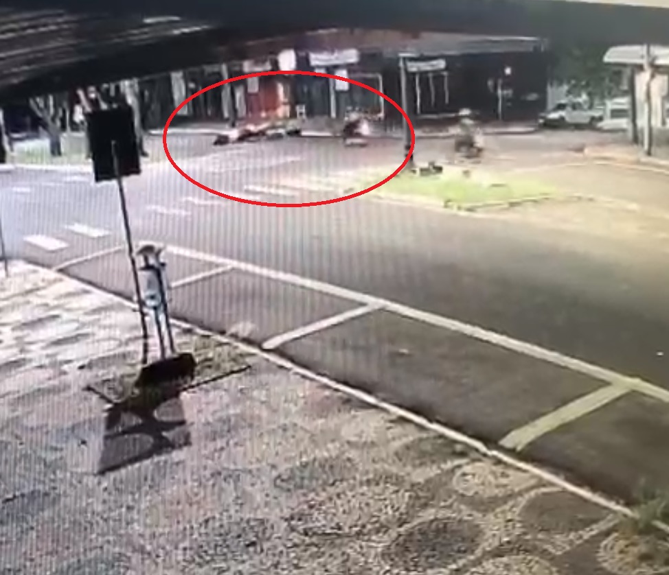  Grávida é atropelada no interior do Paraná e motociclista foge do local; VÍDEO 