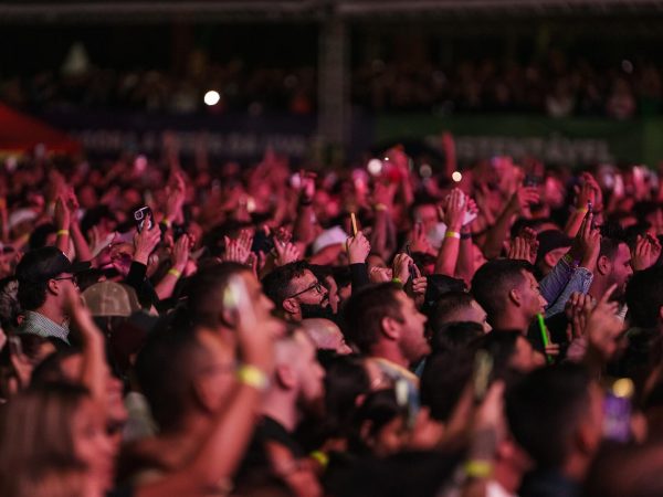 Gusttavo Lima atrai milhares de fãs em show na Festa da Uva; confira---
