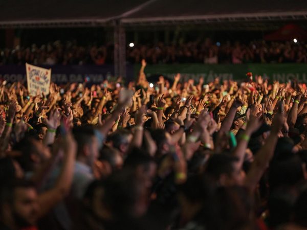 Gusttavo Lima atrai milhares de fãs em show na Festa da Uva; confira---