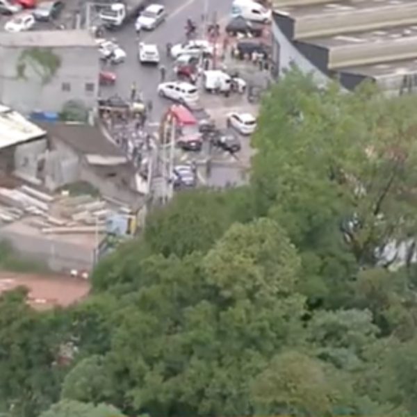Helicóptero cai perto de supermercado e deixa sete pessoas feridas