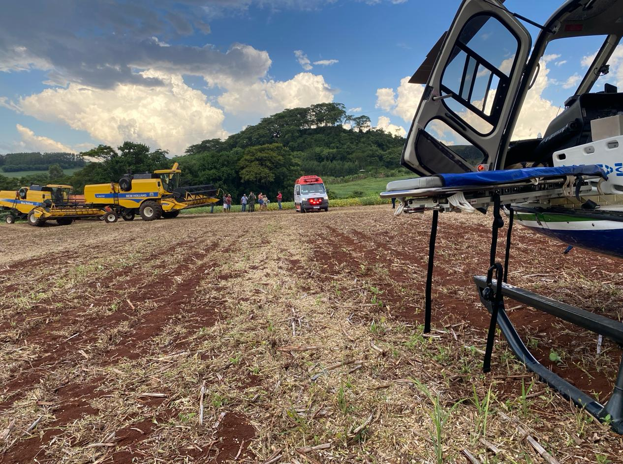  ambulância e helicóptero do samu em área rural onde homem foi sugado por máquina agrícola 