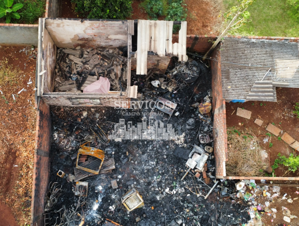 residência incendiada onde homem morreu carbonizado