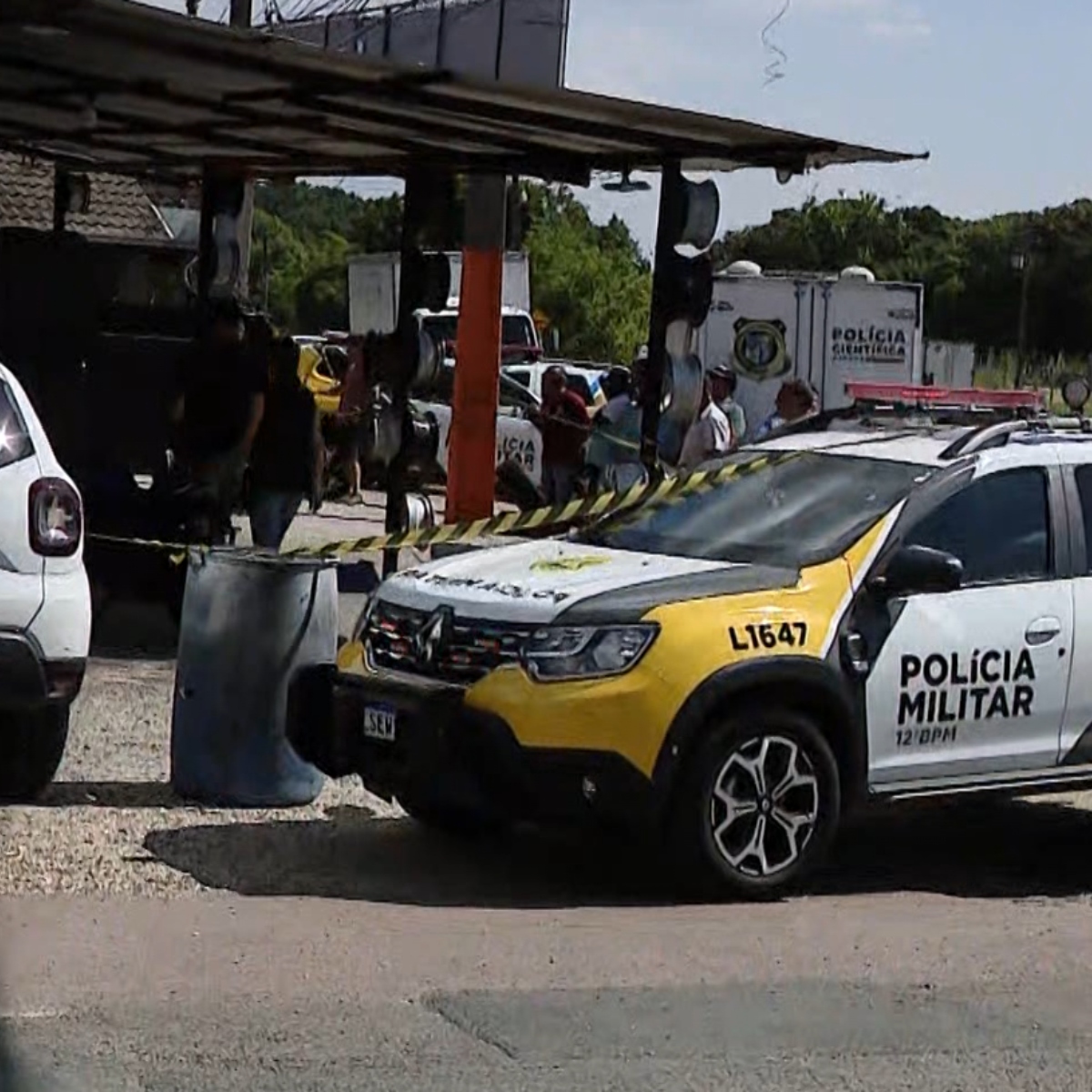  viatura da PM e do IML parados na frente de uma borracharia, onde borracheiro foi executado 