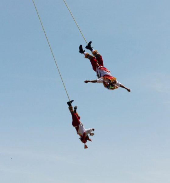 pessoas praticando bungee jumping