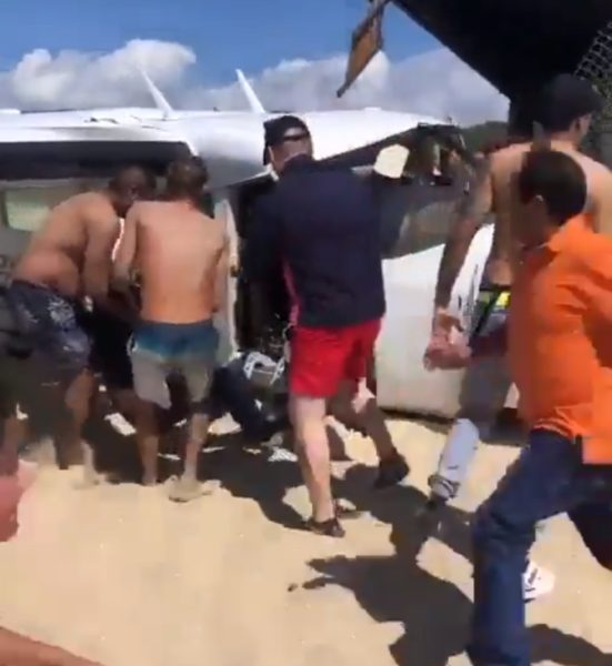 VÍDEO: Idoso morre atingido por avião em refúgio para tartarugas