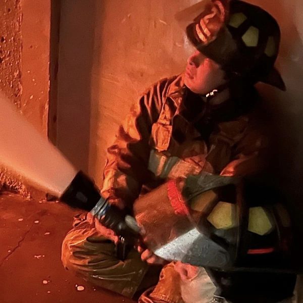 trabalho dos bombeiros em prédio em chamas ciudad del este