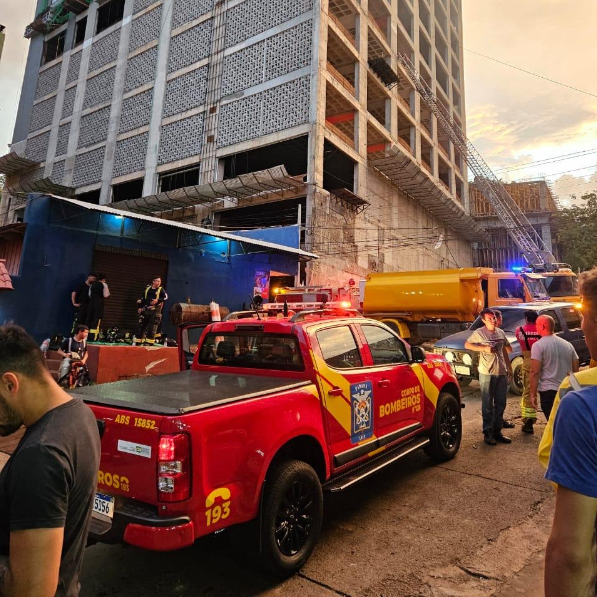  Bombeiros do Paraná ajudam no combate ao incêndio de grande proporções no Paraguai 