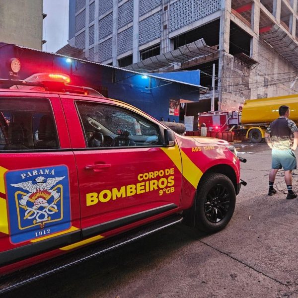 Bombeiros do Paraná ajudam no combate ao incêndio de grande proporções no Paraguai