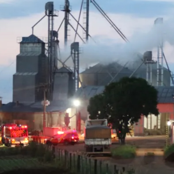 Fogo atinge silo de empresa em Ponta Grossa