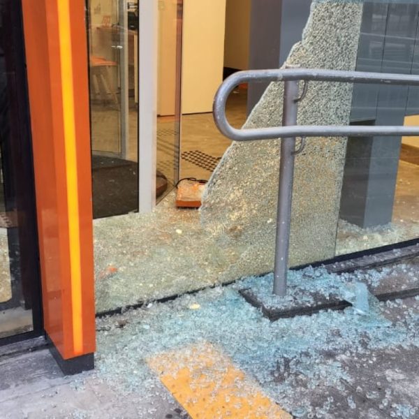 Indivíduos acessaram o banco após quebrar uma porta de vidro