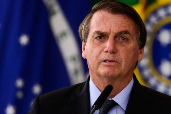 Advogados de Bolsonaro pedem ao STF que passaporte seja devolvido