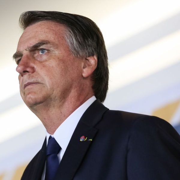 Advogados de Bolsonaro pedem ao STF que passaporte seja devolvido 