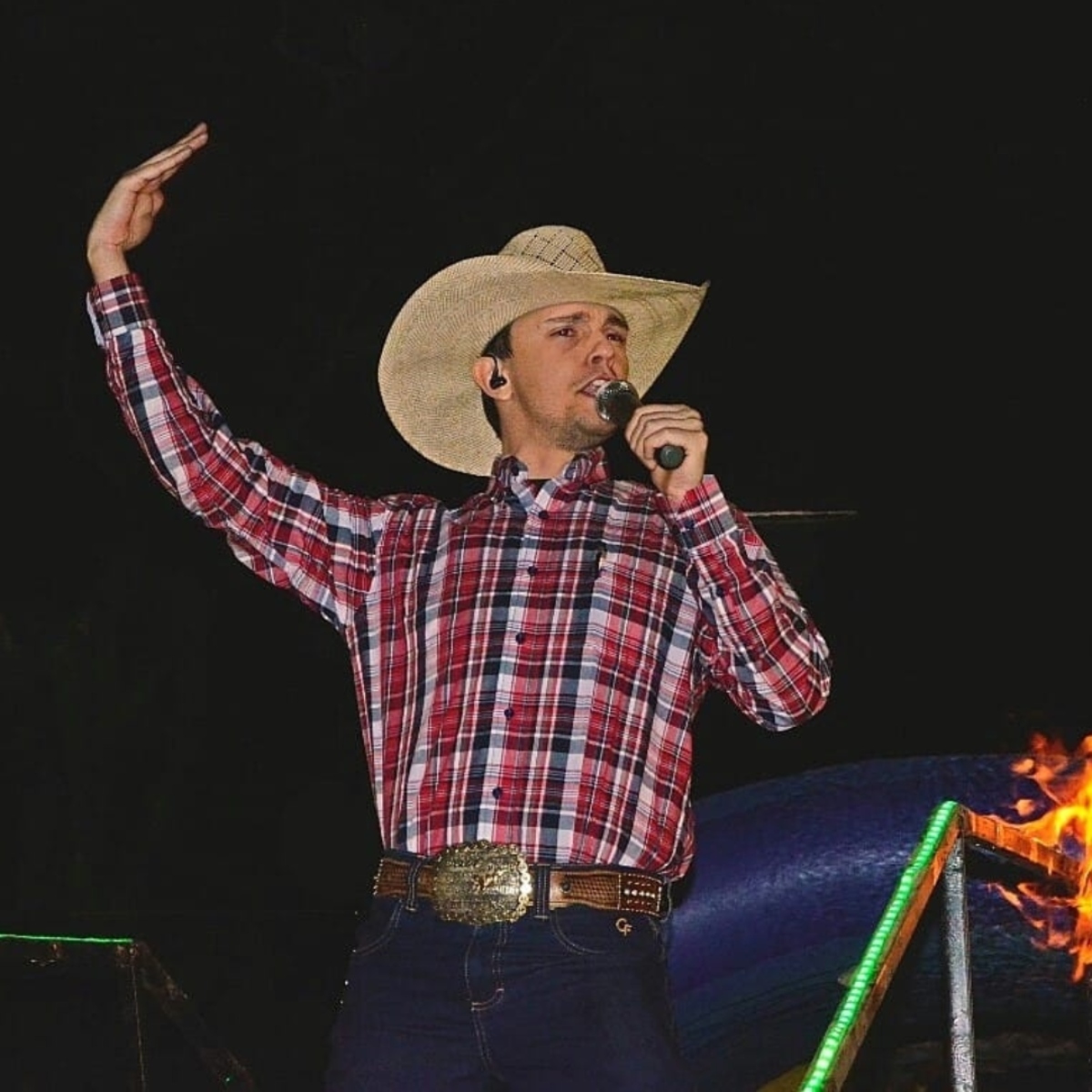  Locutor de rodeio morre atropelado durante cavalgada 