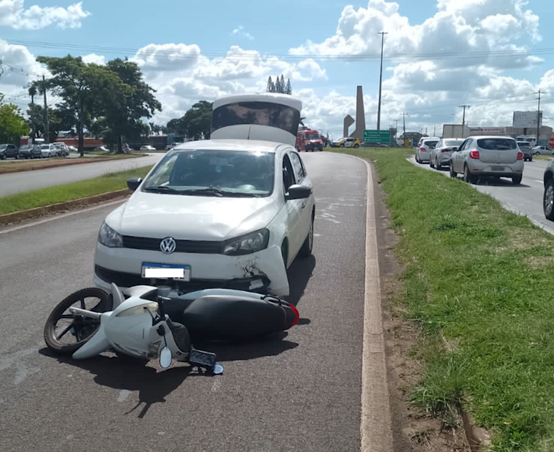  moto onde estavam mãe e filho atingida por carro em acidente em Maringá 