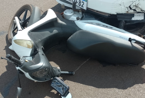 moto onde estavam mãe e filho atingida por carro em acidente em Maringá