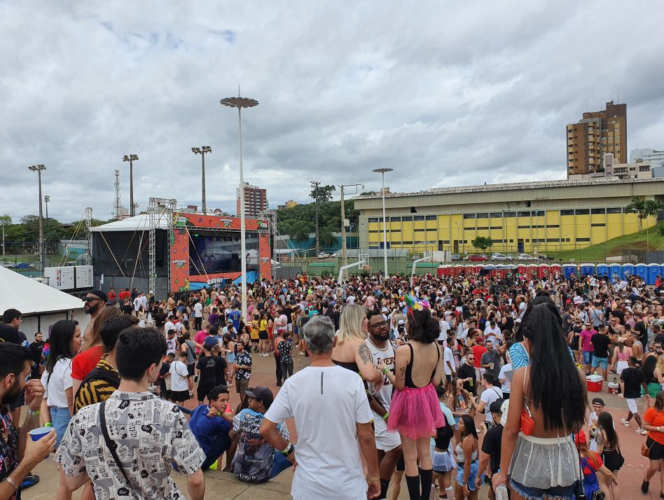  pessoas em festa de carnaval 