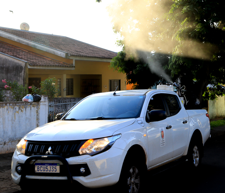  carro aplicando fumacê contra dengue em Maringá 