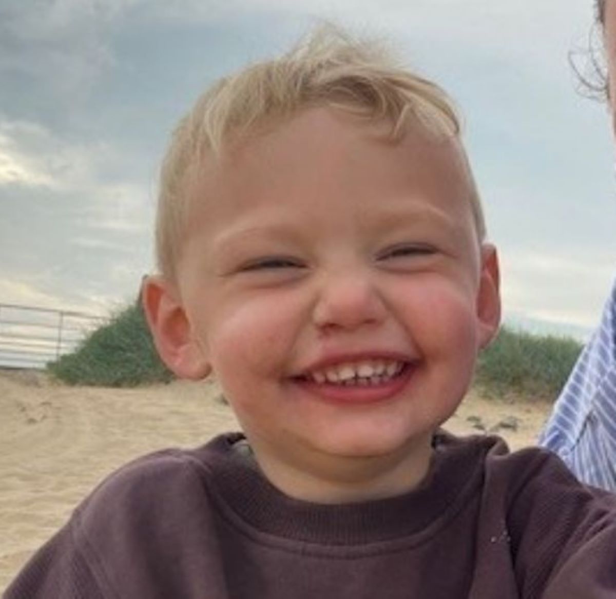  criança sorrindo em praia 