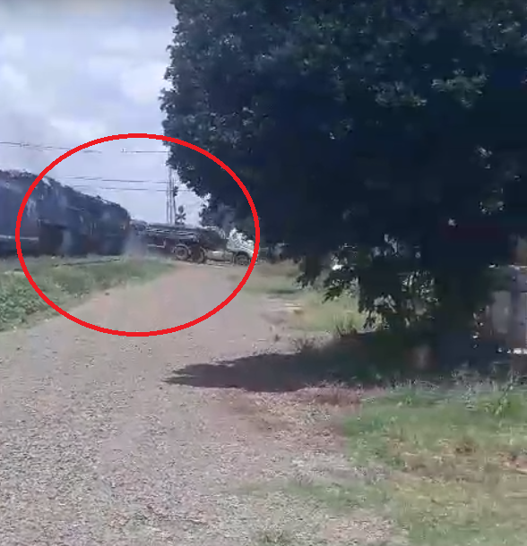 Morador filma trem para mostrar para o filho e flagra colisão com caminhão 