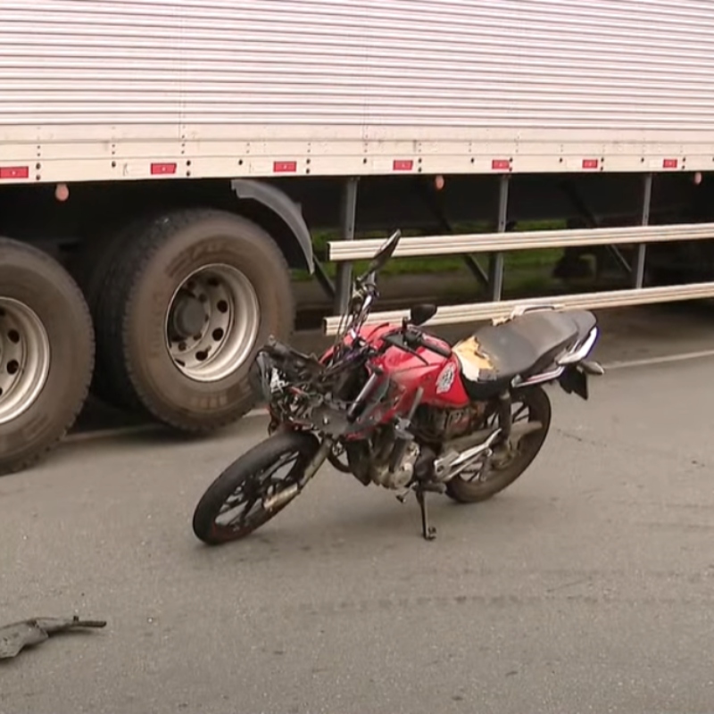 Motocicleta colidiu com um caminhão que estava estacionado