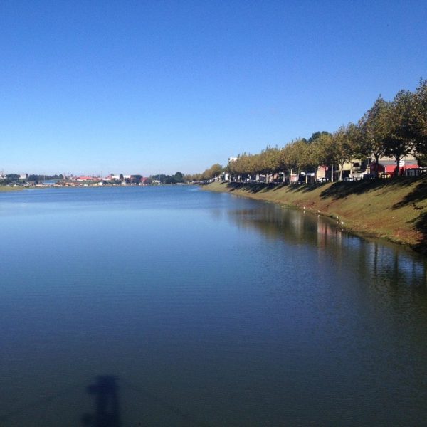 Mulher sem identificação é achada morta em lago no Paraná