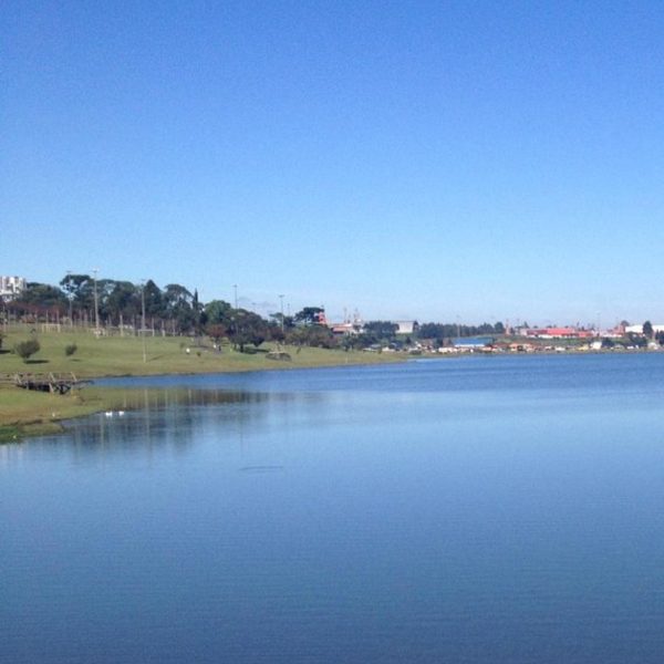 Mulher sem identificação é achada morta em lago no Paraná