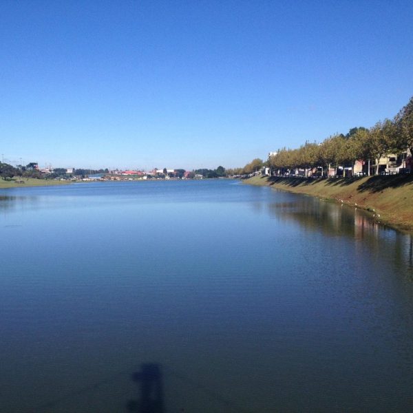 Mulher sem identificação é achada morta em lago no Paraná