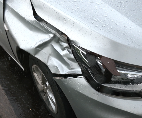 carro batido em acidente que matou mulher atropelada na PR-317