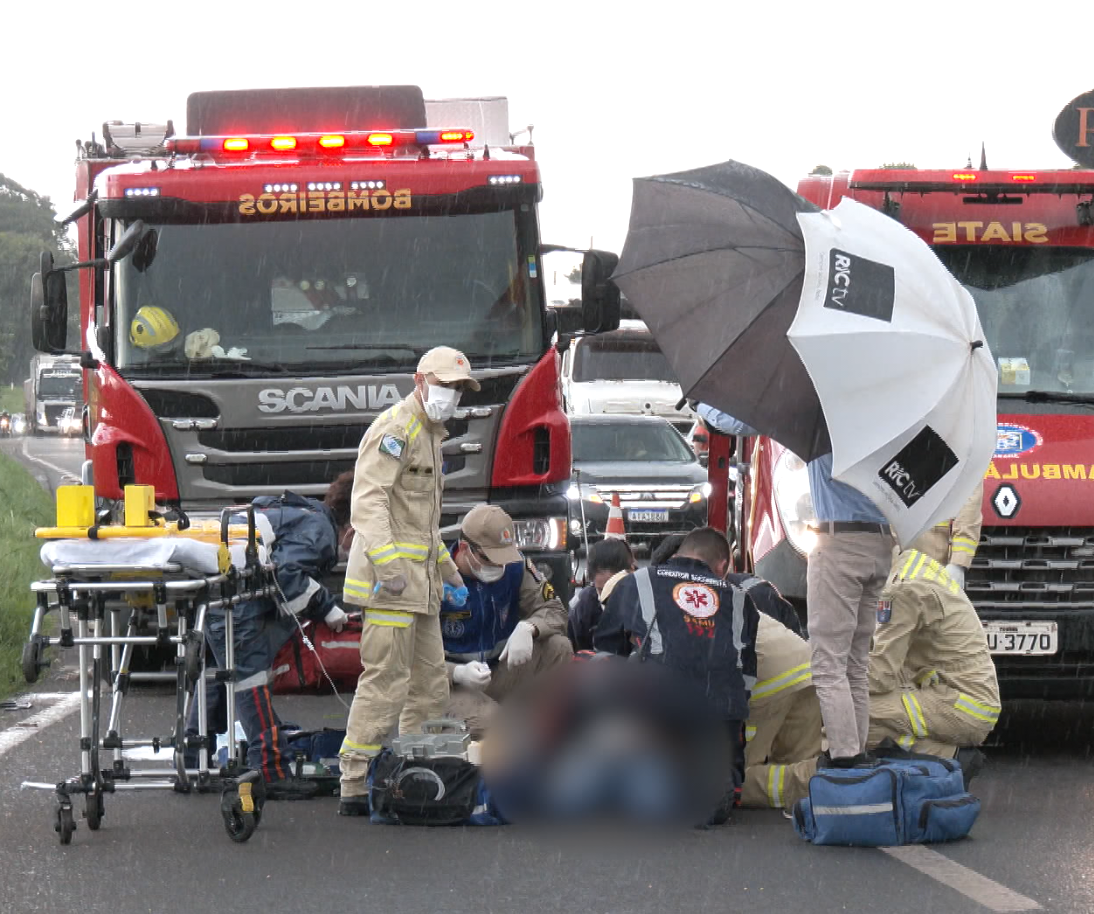socorristas tentando reanimar mulher que morreu após ser atropelada ao atravessar PR-317