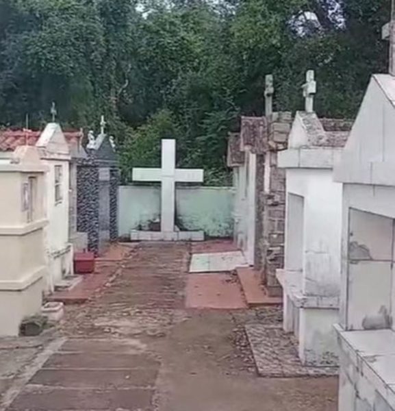 mulher-morta-ritual-cemiterio