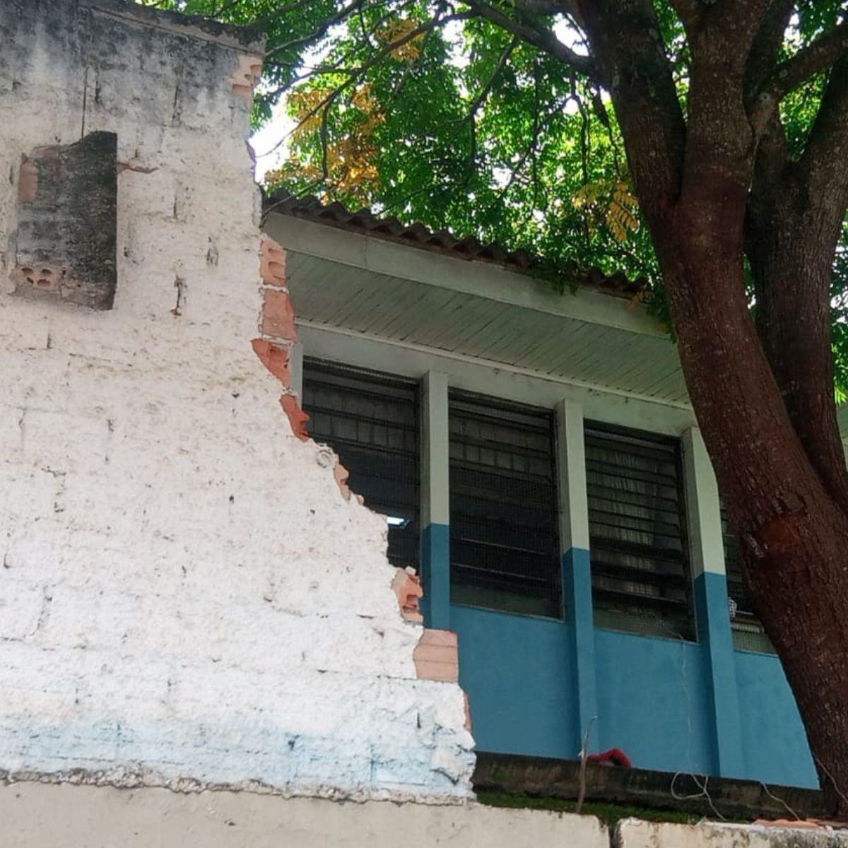  Muro de escola no Pilarzinho desaba 