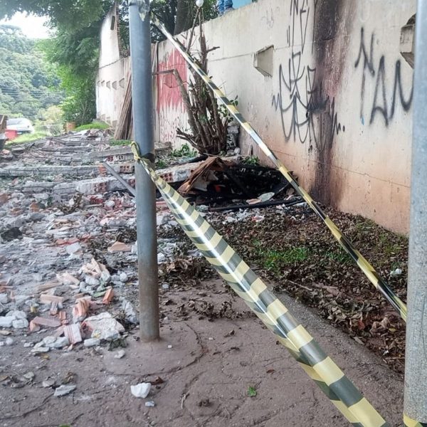 Muro de escola no Pilarzinho desaba