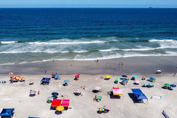 Novo boletim mostra pontos próprios para banho nas praias do Paraná; veja