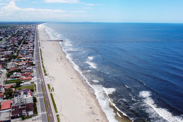 Novo boletim mostra pontos próprios para banho nas praias do Paraná; veja