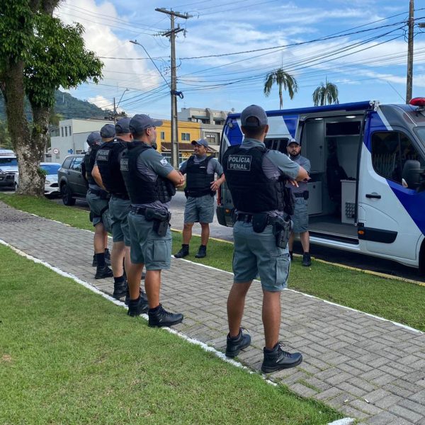 Forças armadas cumprem 22 mandados de busca e apreensão no litoral do PR