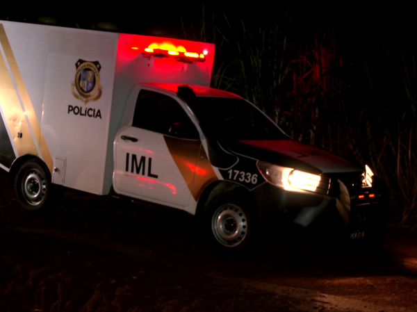 carro do IML onde ossada humana foi encontrada no Paraná