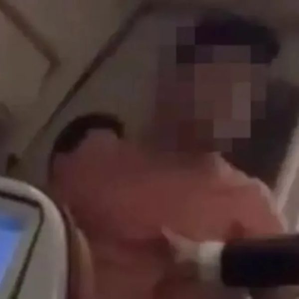 Passageiro espanca comissário, destrói banheiro de avião e acaba preso