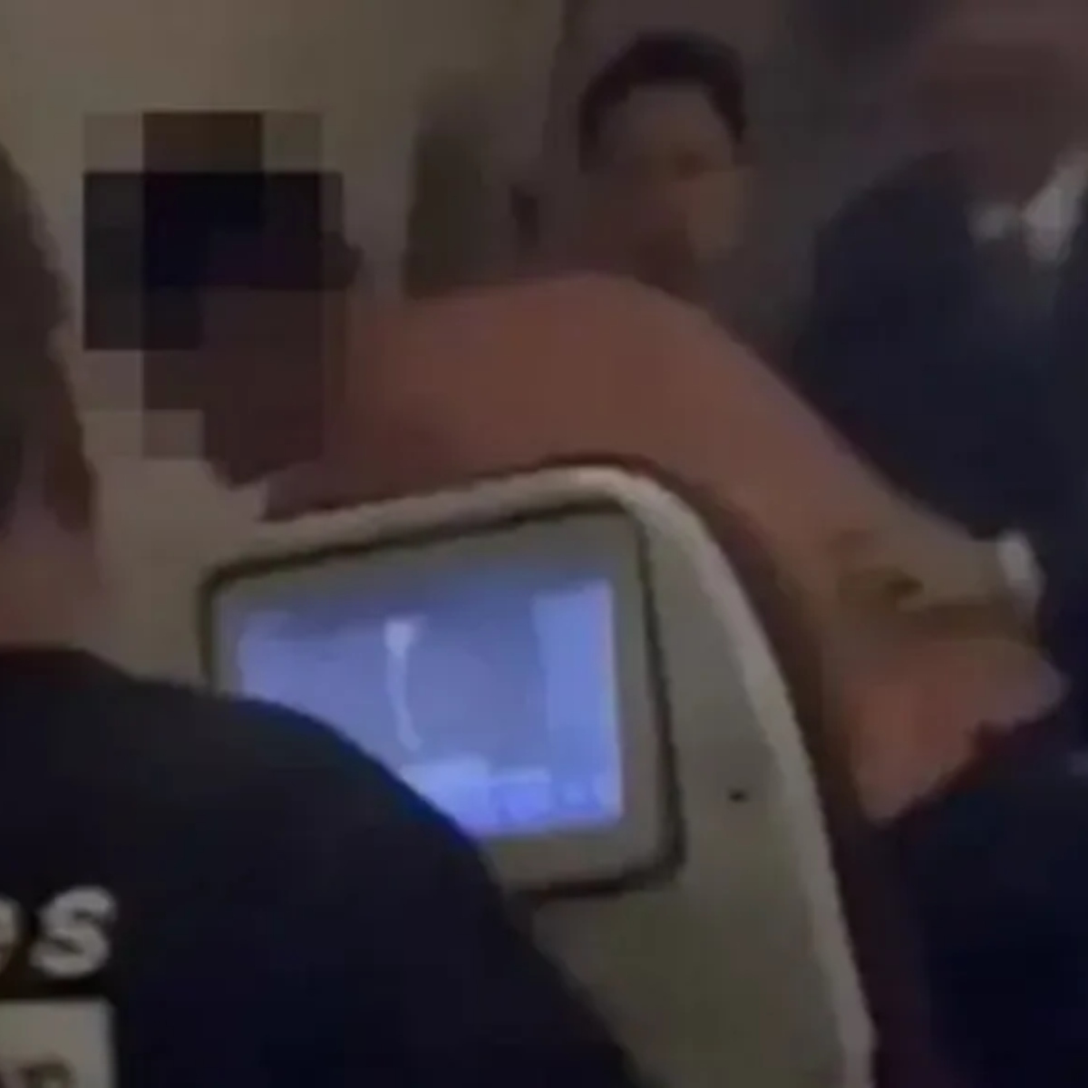  Passageiro espanca comissário, destrói banheiro de avião e acaba preso 