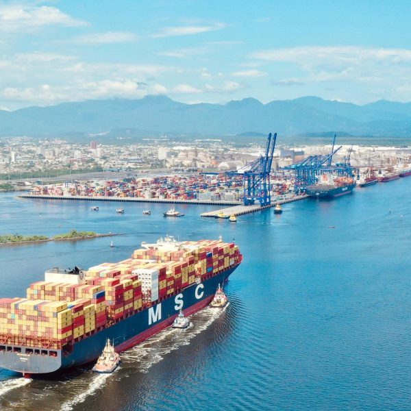 O porto de Paranaguá recebe mais de 80% de sua carga por caminhões
