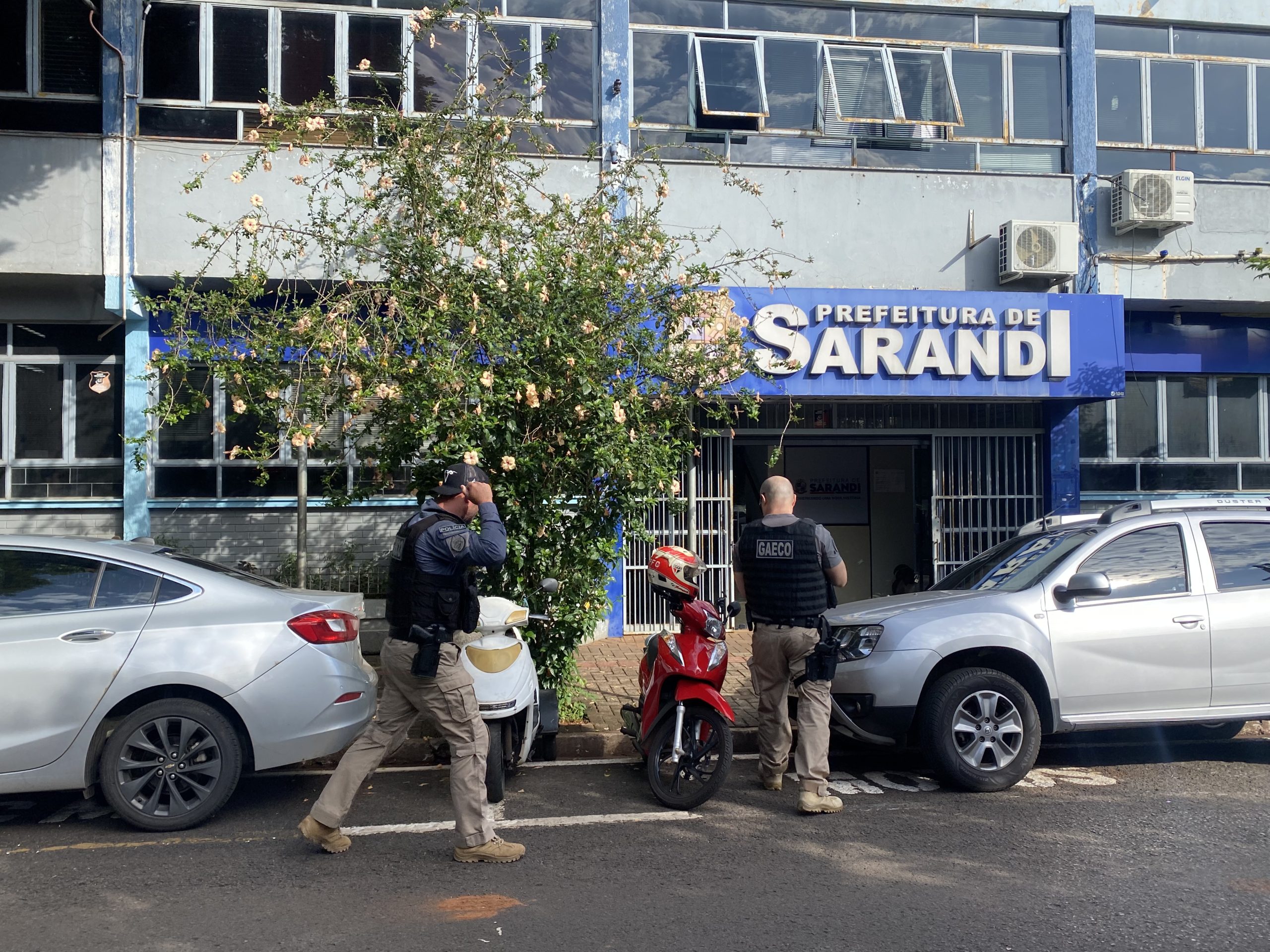  agentes do gaeco cumprindo mandados judiciais na prefeitura de sarandi 