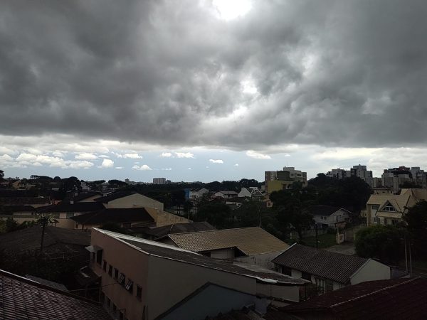 Céu de Curitiba com nuvens carregadas de chuva