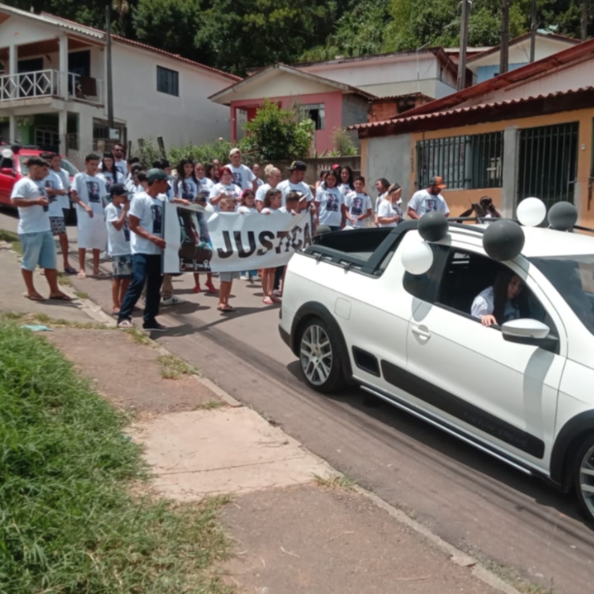  Familiares protestam e pedem agilidade na investigação da morte do menino atropelado 