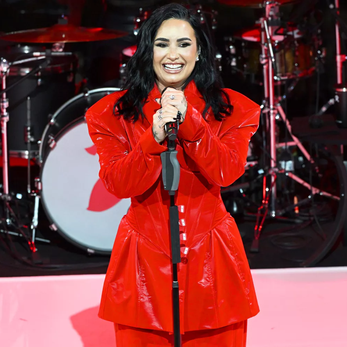  demi lovato canta heart attack para mulheres com problemas cardiacos 